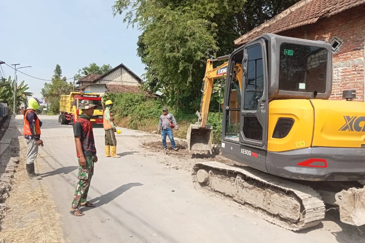 Jalan Desa Slempit Diratakan, Warga Sambut Harapan Baru dari Program TMMD 128 Gresik