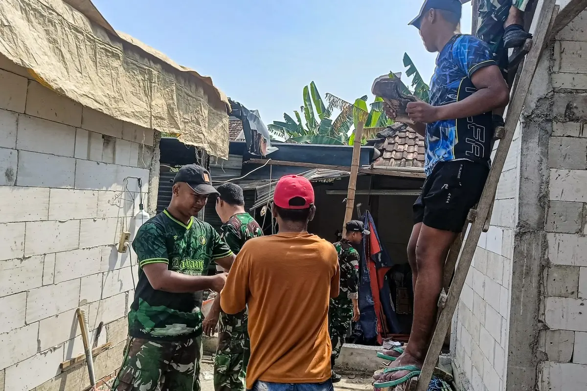 Genteng Demi Genteng, TMMD 128 Gresik Wujudkan Rumah Layak Pak Sumaun