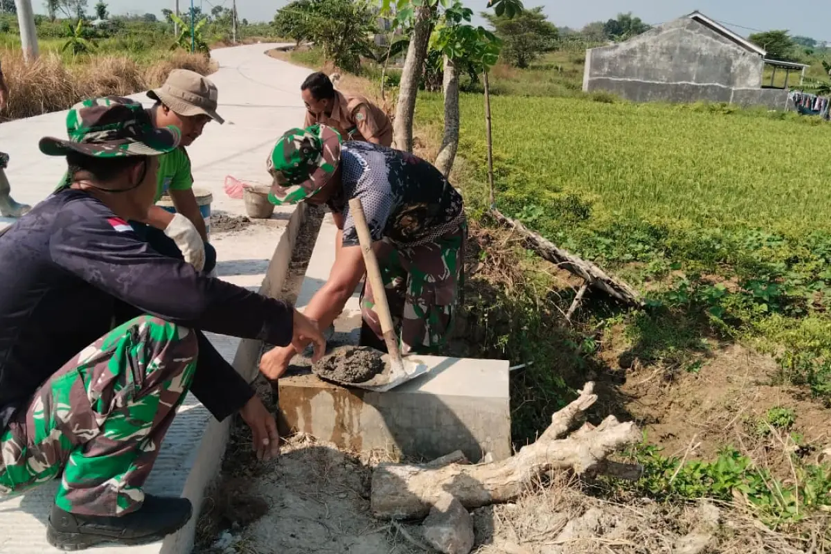 TMMD 128 Gresik Rapikan Gorong-Gorong, Detail Kecil yang Menjaga Keselamatan Warga