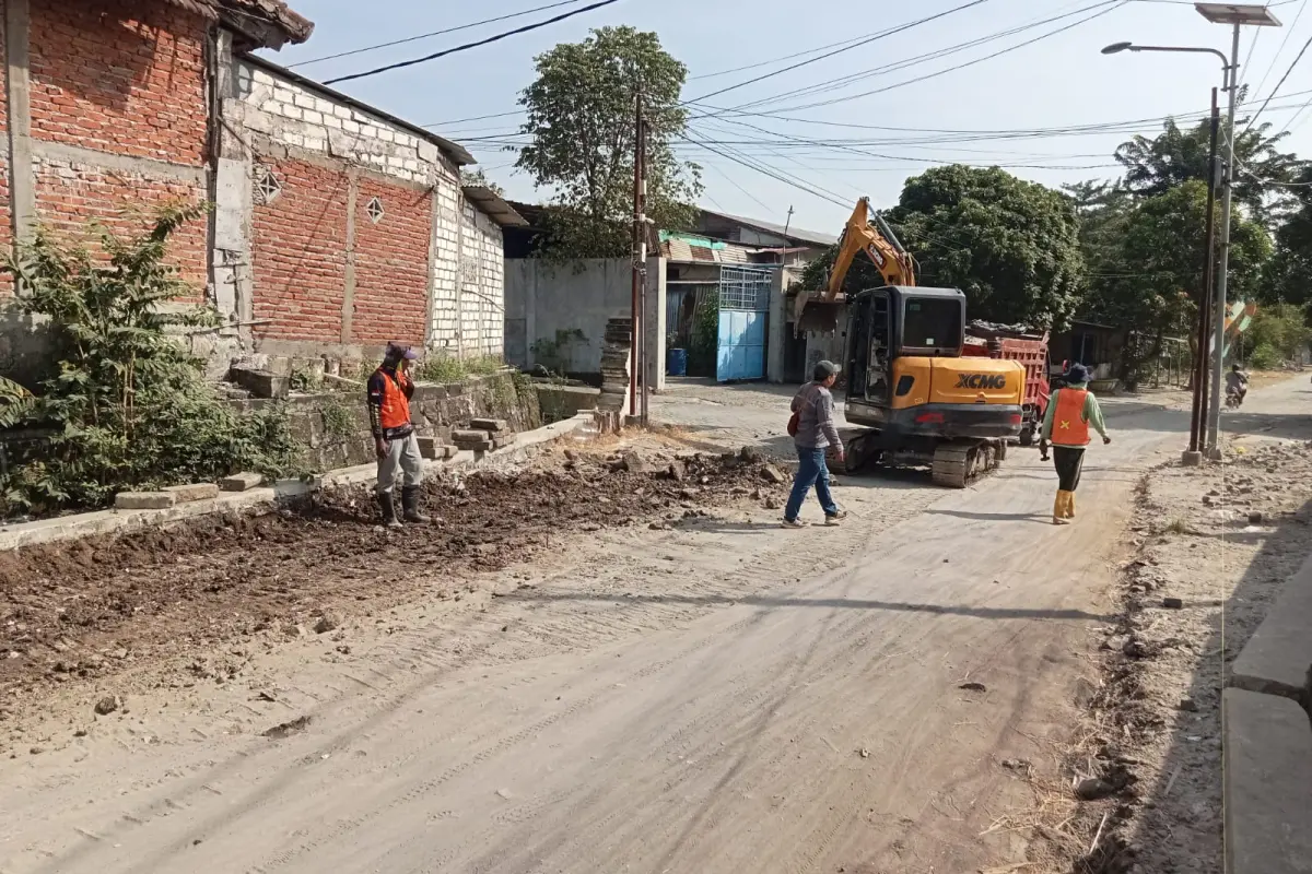 Satgas TMMD 128 Kodim Gresik Kebut Pengerasan Jalan Desa Slempit Menuju Tahap Pengaspalan