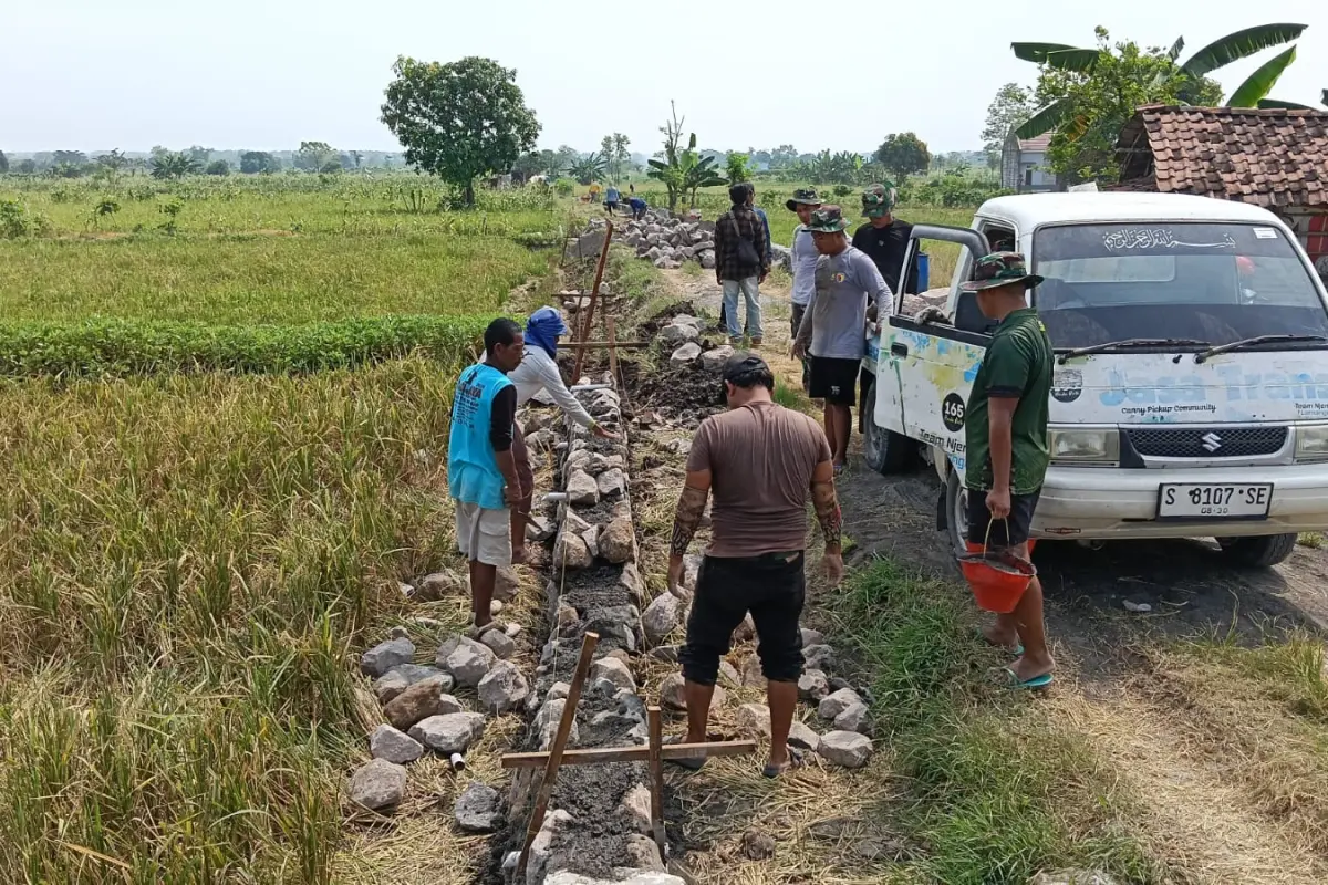 Di Tengah Sawah Slempit, Gotong Royong TMMD 128 Gresik TNI dan Warga Menahan Longsor