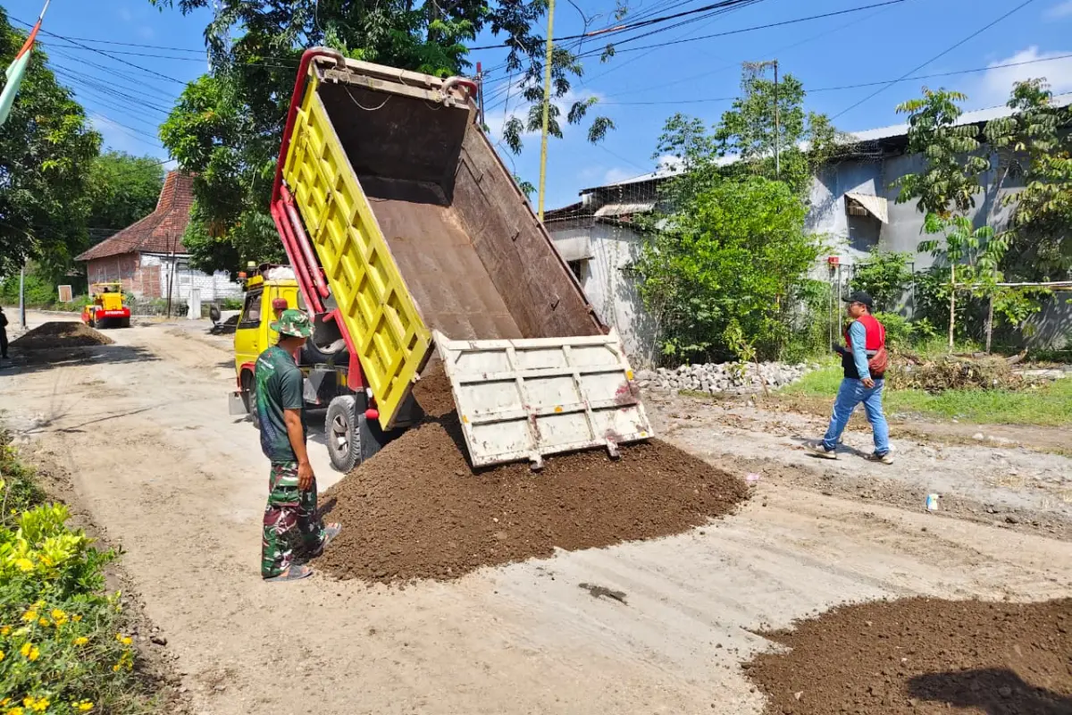 Jalan Baru Desa Slempit Dibangun, TMMD 128 Gresik Percepat Akses Ekonomi Warga