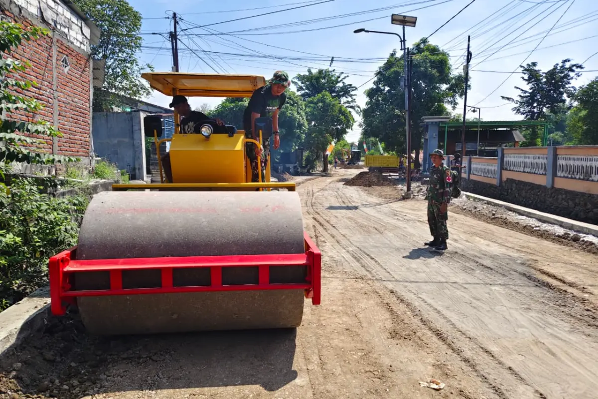 Gotong Royong TNI dan Warga Warnai Persiapan Aspal Jalan TMMD 128 Gresik