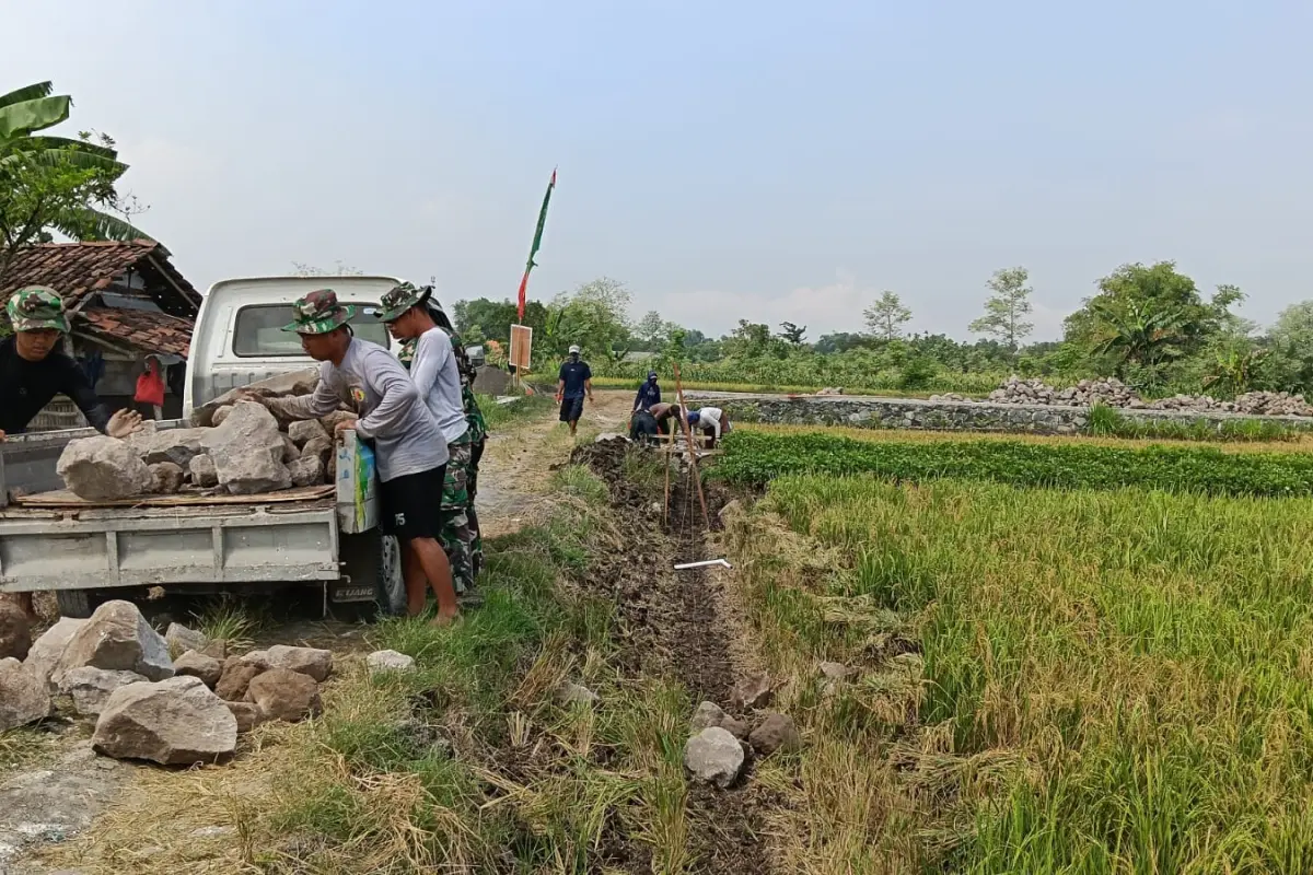 TMMD 128 Gresik Bangun TPT, Perkuat Jalan Tani dan Harapan Petani Slempit