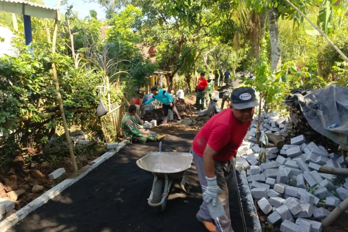 TMMD 128 Probolinggo Kejar Target 500 Meter Paving di Dusun Klagin