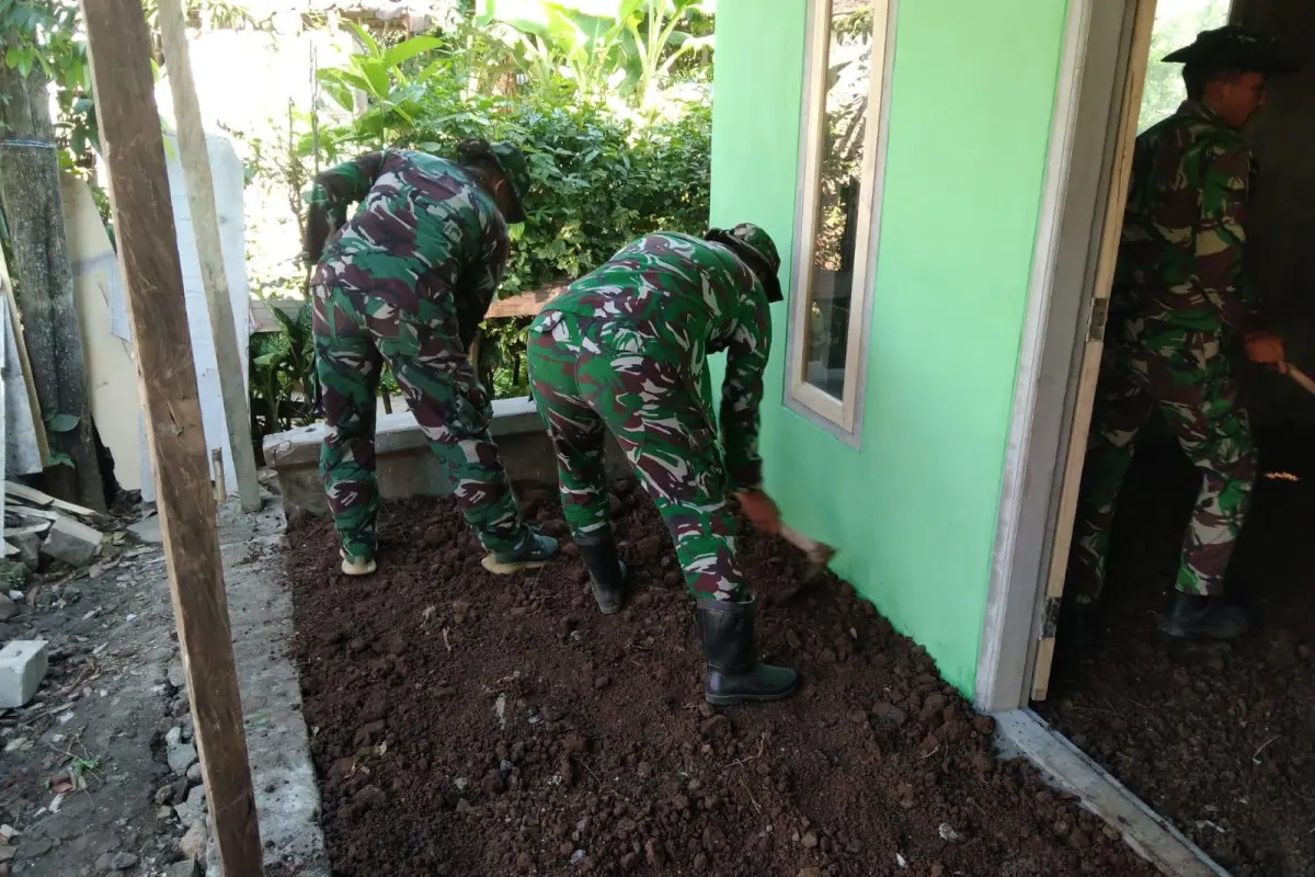 TMMD 128 Probolinggo Bangun Rumah Layak untuk Sayani di Usia 85 Tahun