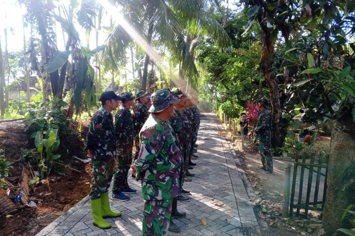 TMMD 128 Probolinggo: Dari Apel Pagi, Disiplin Satgas Mengawal Paving Desa Brabe