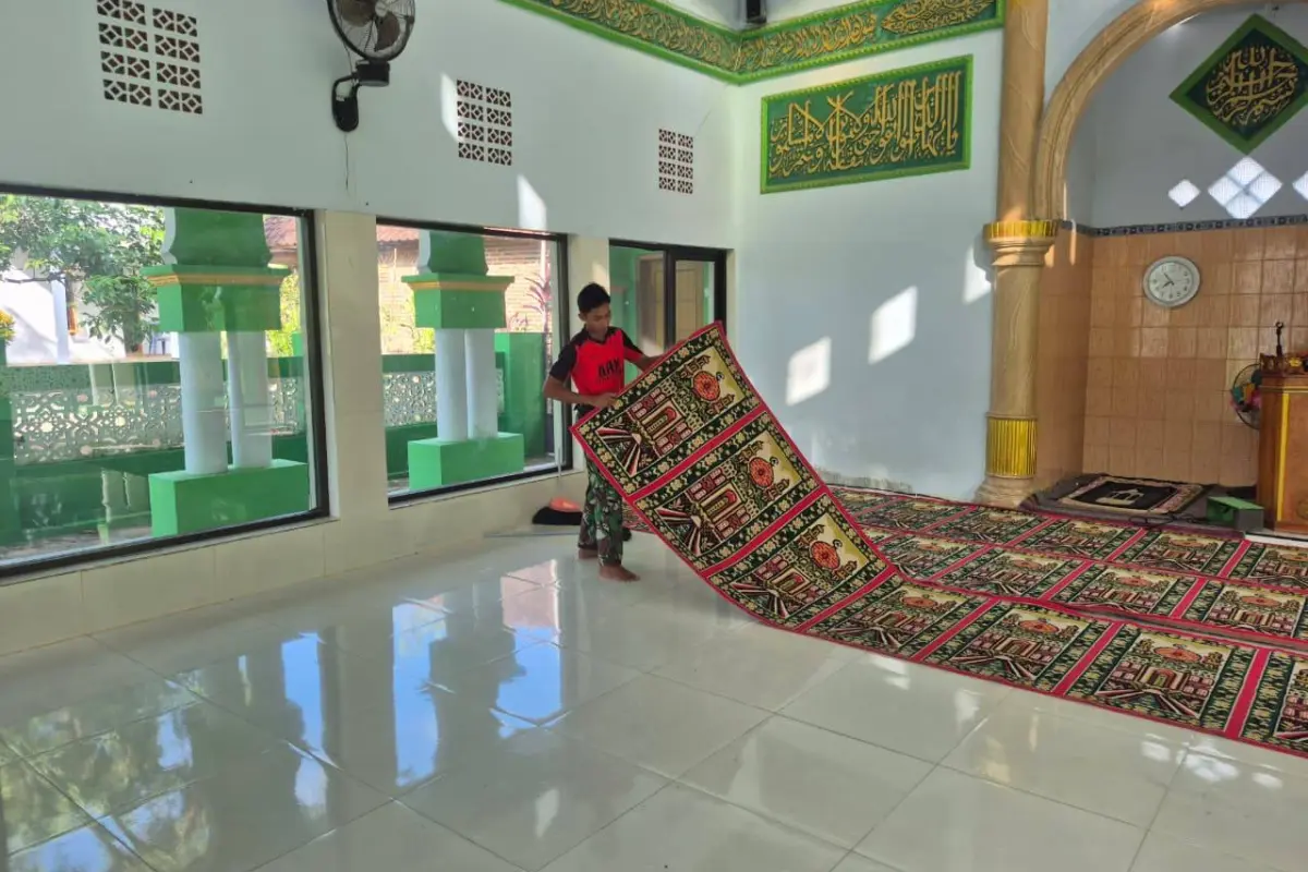 TMMD 128 Probolinggo Bersihkan Masjid Nurul Jannah Jelang Sholat Jumat