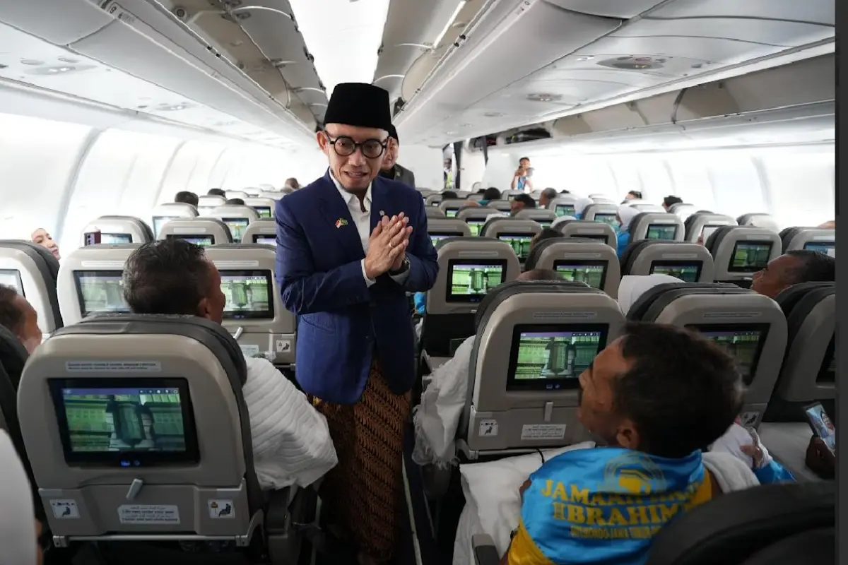 Sapa Jemaah Haji di Kabin Pesawat, Wamenhaj Sampaikan Salam Presiden Prabowo