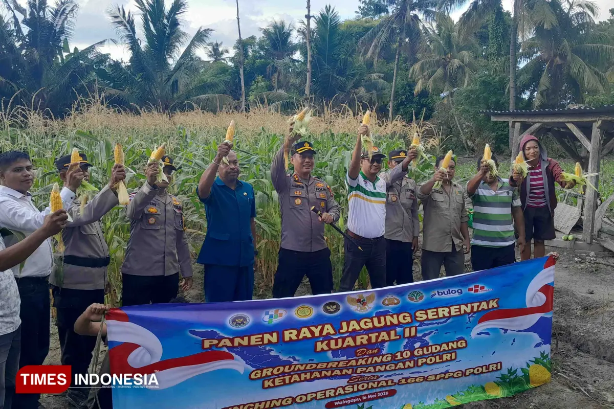 Kapolres Sumba Timur Ikut Panen Raya Jagung Serentak Kuartal II di Kelurahan Mau Hau