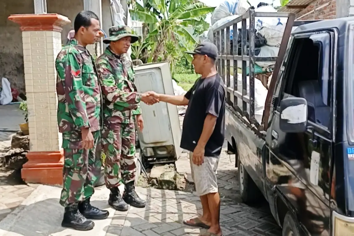 Di Balik TMMD 128 Gresik, Babinsa Slempit Bantu Pengepul Sampah Bertahan Hidup