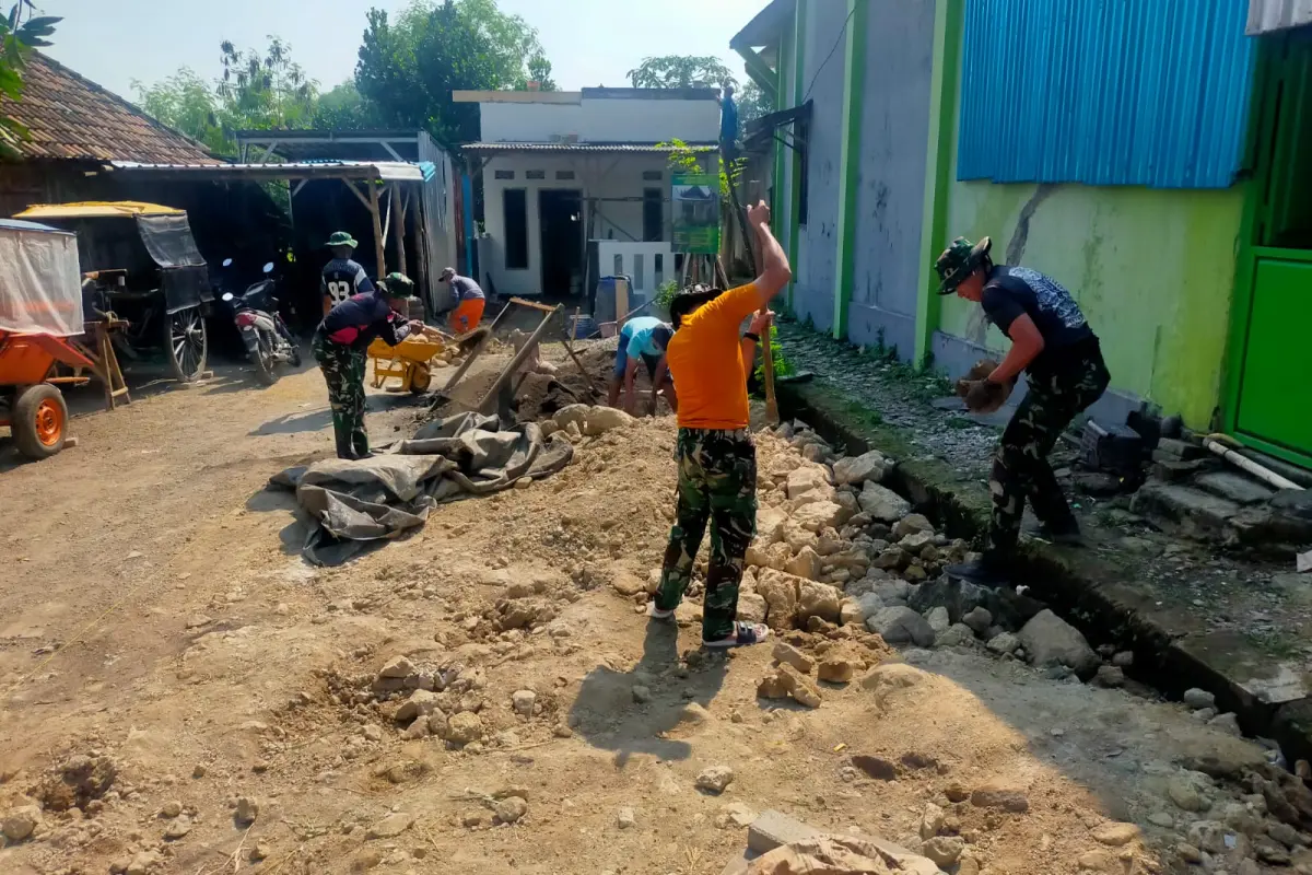 Ruang Tamu Bapak Tulus Dipercantik, TMMD 128 Gresik Bangun Rumah dan Harapan