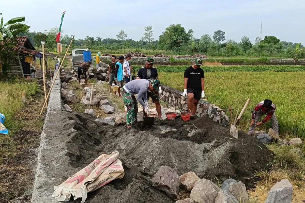 TMMD 128 Gresik Bangun Bak Penampung Air, Solusi Irigasi untuk Petani Slempit