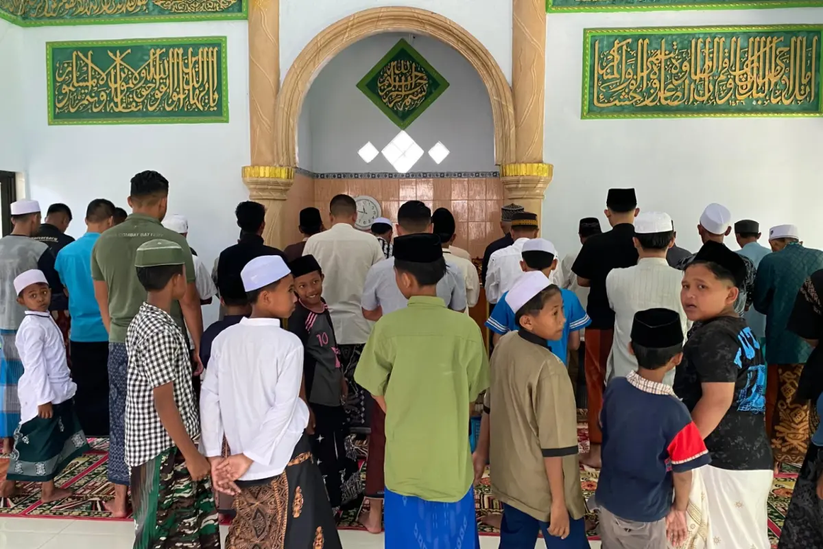 TMMD 128 Probolinggo Pererat Silaturahmi Lewat Sholat Jumat di Desa Brabe