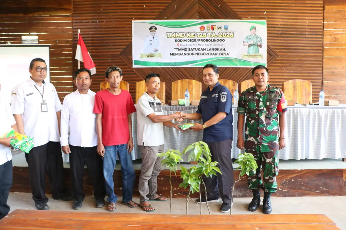 TMMD 128 Probolinggo Bagikan 900 Bibit Alpukat dan 150 Kg Benih Jagung