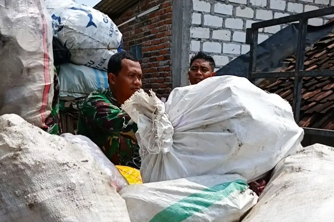 Dari Barang Bekas ke Harapan Baru, Kisah Humanis TMMD 128 Gresik di Desa Slempit
