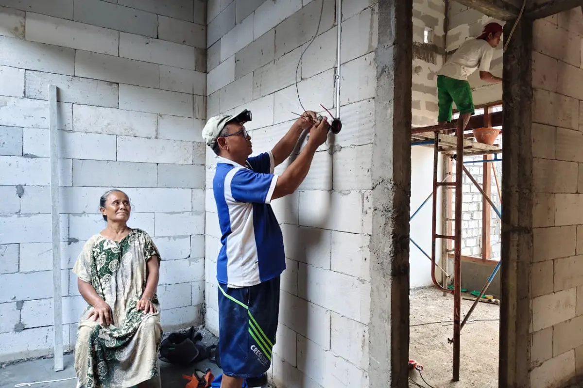 TMMD 128 Gresik Hampir Rampungkan Rumah Bu Sumani, Harapan Baru di Usia Senja