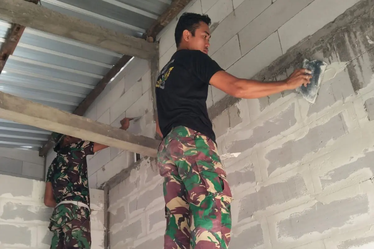Gotong Royong Satgas TMMD 128 Gresik dan Warga Sulap Rumah Bapak Tulus Kian Nyaman