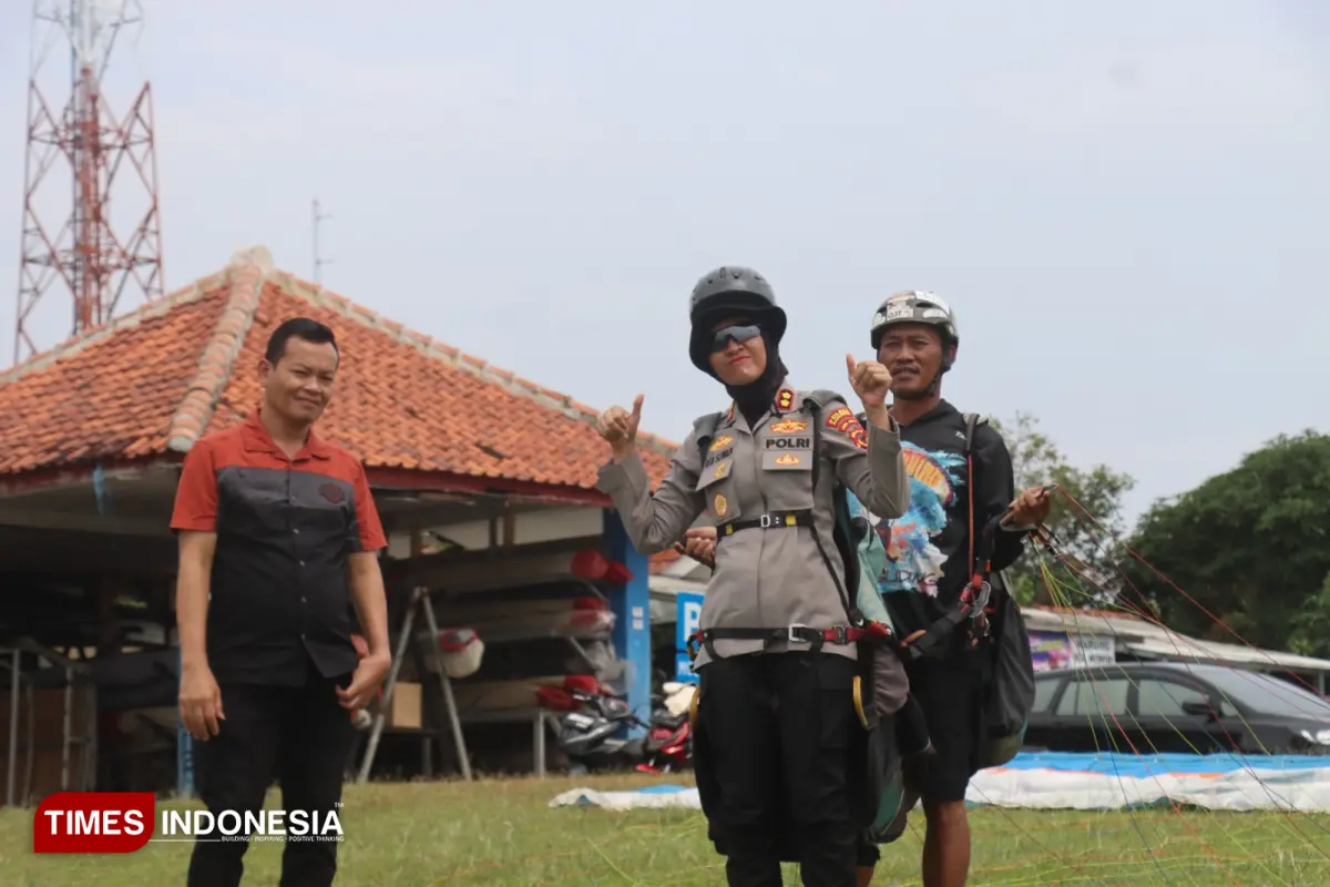 Srikandi Polres Majalengka Jajal Langit Kota Angin dari Paralayang Gunung Panten