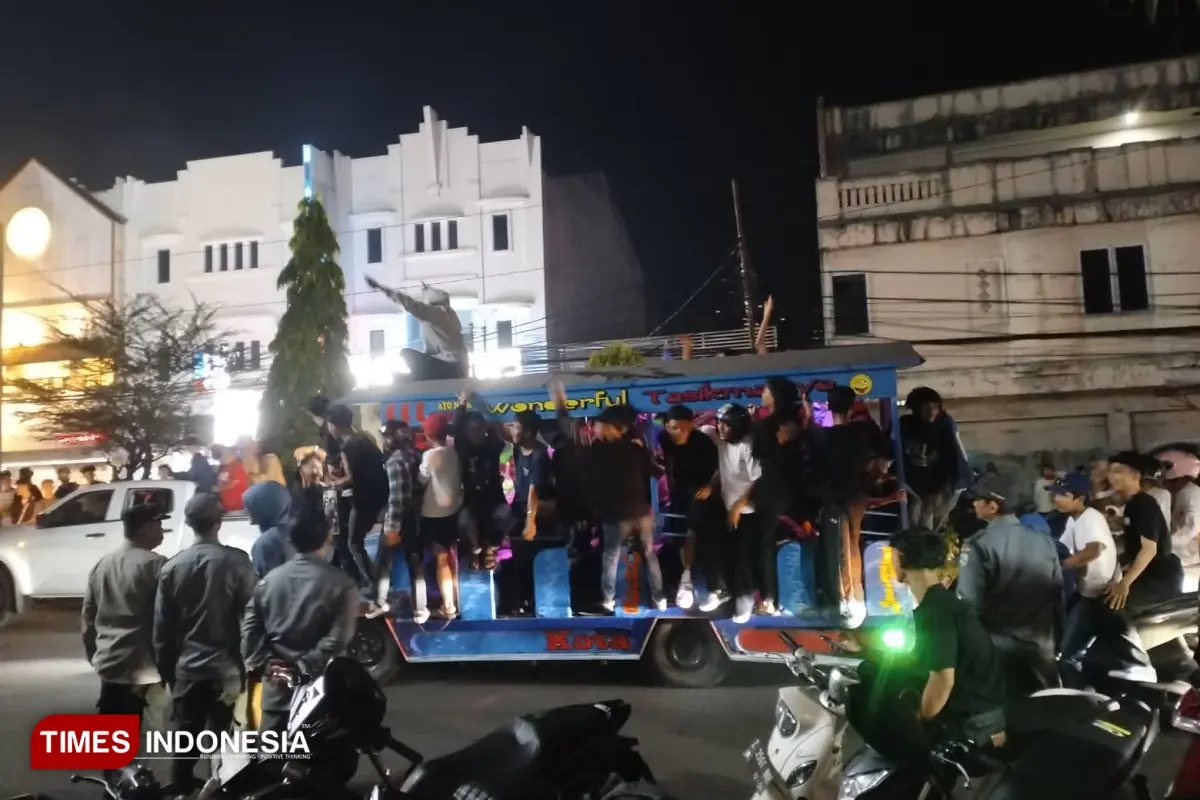 Persib Bandung di Ambang Juara, Ribuan Bobotoh Tumpah Ruah di Pusat Kota Tasikmalaya