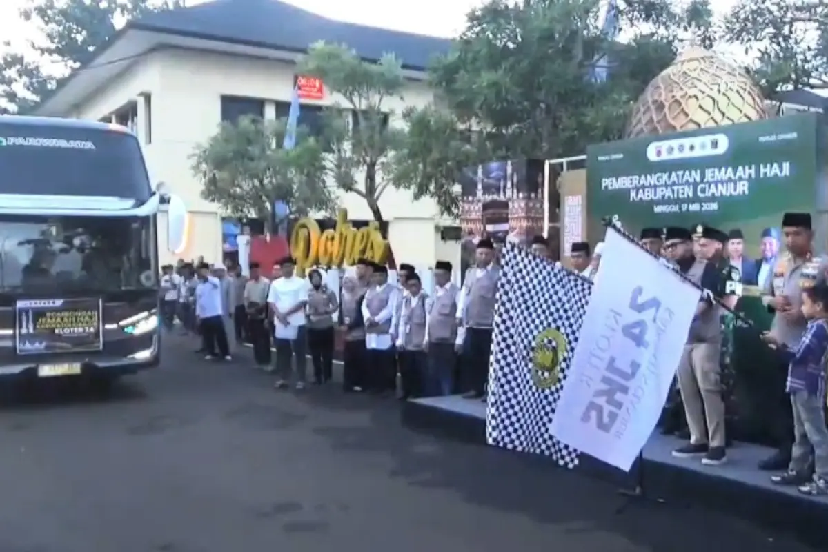 Jemaah Haji Kloter 24 JKS Resmi Diberangkatkan dari Mapolres Cianjur