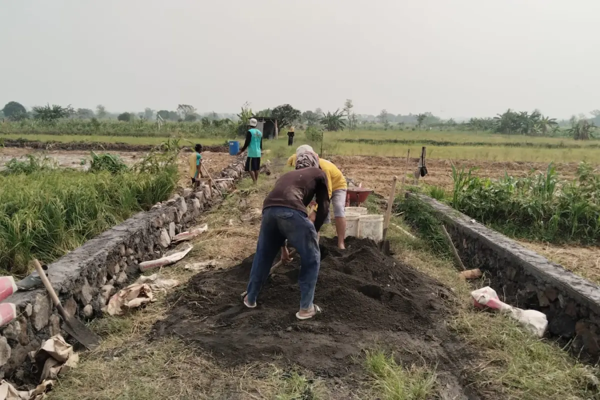 Gotong Royong Satgas TMMD dan Warga Slempit Kebut Pembangunan TPT