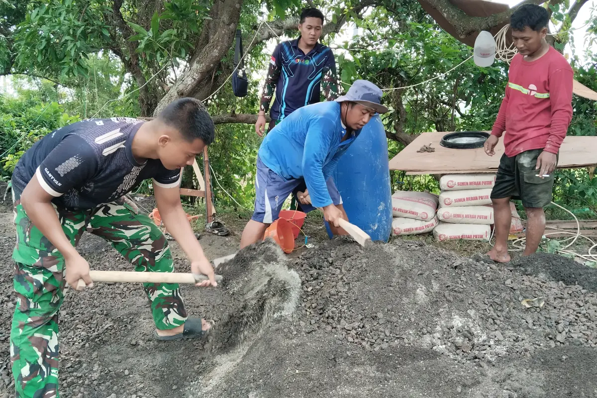 Gotong Royong Satgas TMMD 128 Gresik dan Warga Slempit Bangun Bak Tandon Air