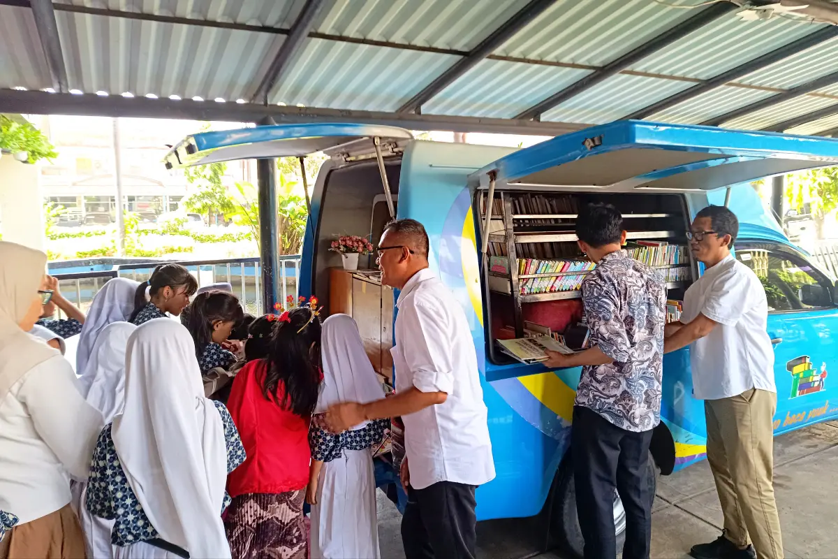 Kado HJKS ke-733: Pemkot Surabaya Hadirkan Mobil Perpustakaan Listrik Ramah Lingkungan