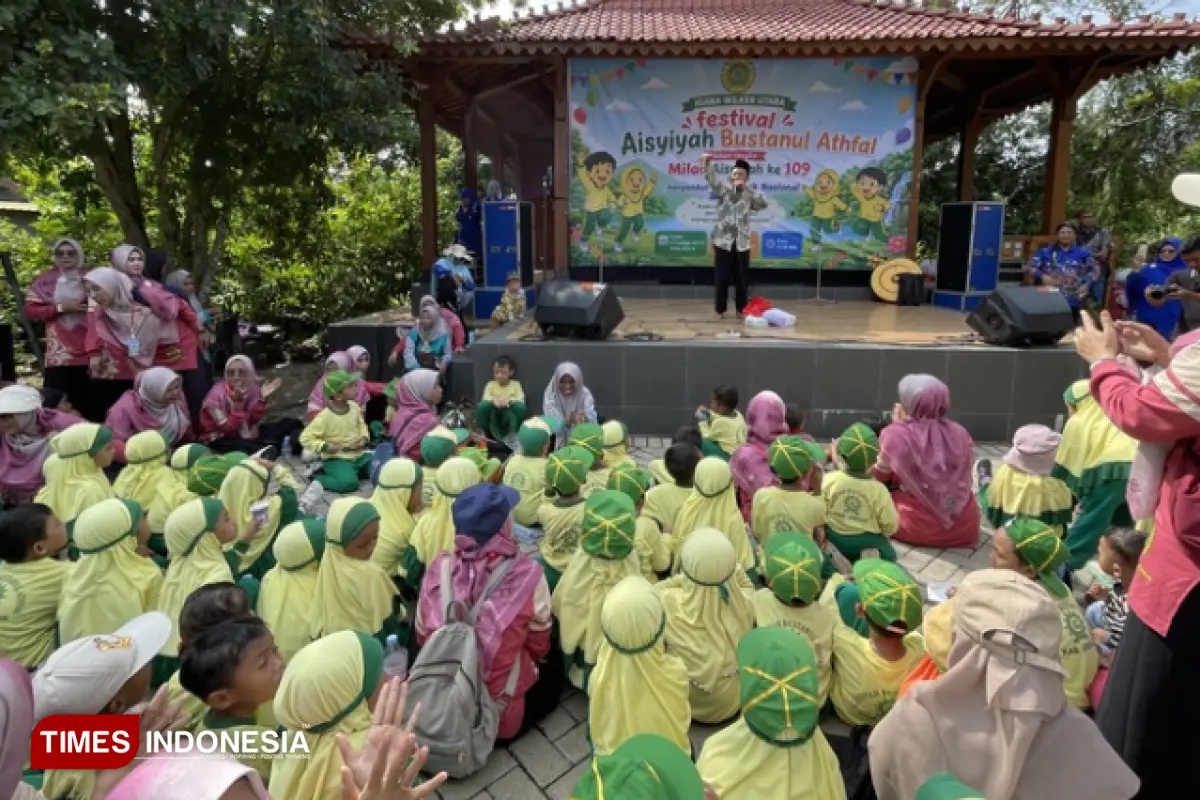 Kak Bimo Meriahkan Festival ABA di Wagos Gresik, Ribuan Anak TK Larut dalam Dongeng Edukatif