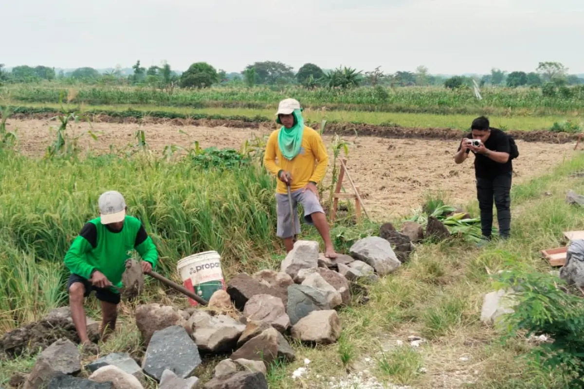 Di Balik TMMD 128 Gresik, Kamera Pratu Julda Rekam Gotong Royong