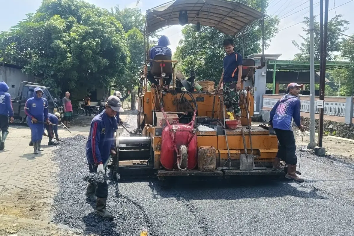 Jalan Desa Slempit Masuk Tahap Aspal, TMMD 128 Gresik Bawa Harapan Baru untuk Akses Pertanian