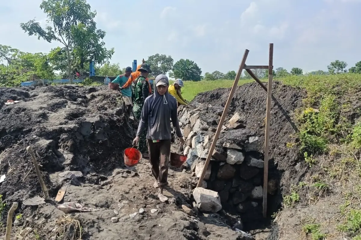 Satgas TMMD 128 Gresik Bangun Saluran Irigasi, Petani Slempit Sambut Harapan Baru