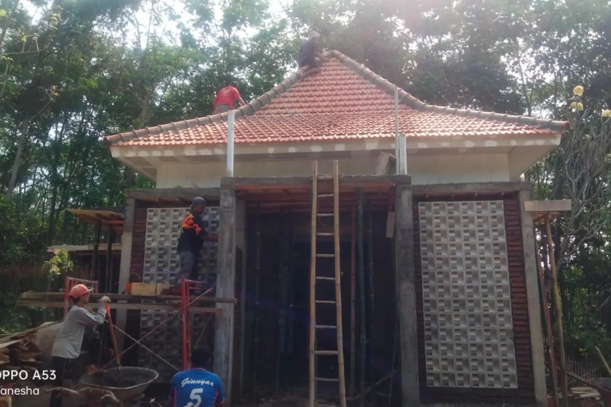 Atap Mushola Dikebut, TMMD Ke-128 Percepat Sarana Ibadah di Desa Brabe