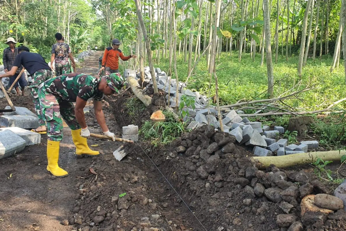 Bagesting 600 Meter Dikebut, TMMD 128 Probolinggo Perkuat Fondasi Jalan Desa Brabe