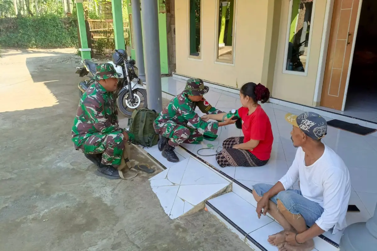 Skrining Kesehatan TMMD 128 Probolinggo, Satgas Datangi Rumah Warga Desa Brabe