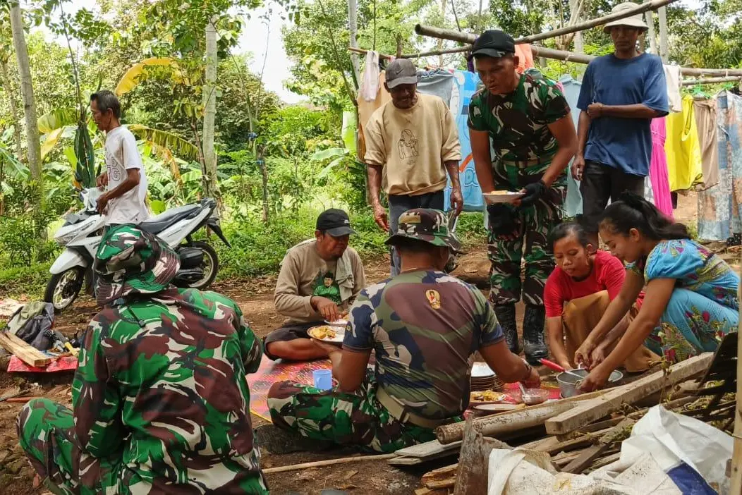 Makan Siang Bersama Warga, Cara Satgas TMMD 128 Probolinggo Perkuat Kepercayaan di Desa Brabe