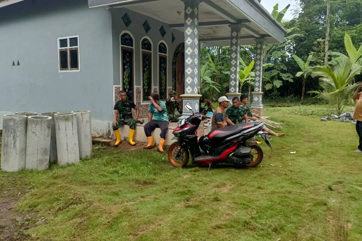 Komsos di Tengah TMMD, Cara Satgas Kodim 0820 Probolinggo Menjaga Kedekatan dengan Warga
