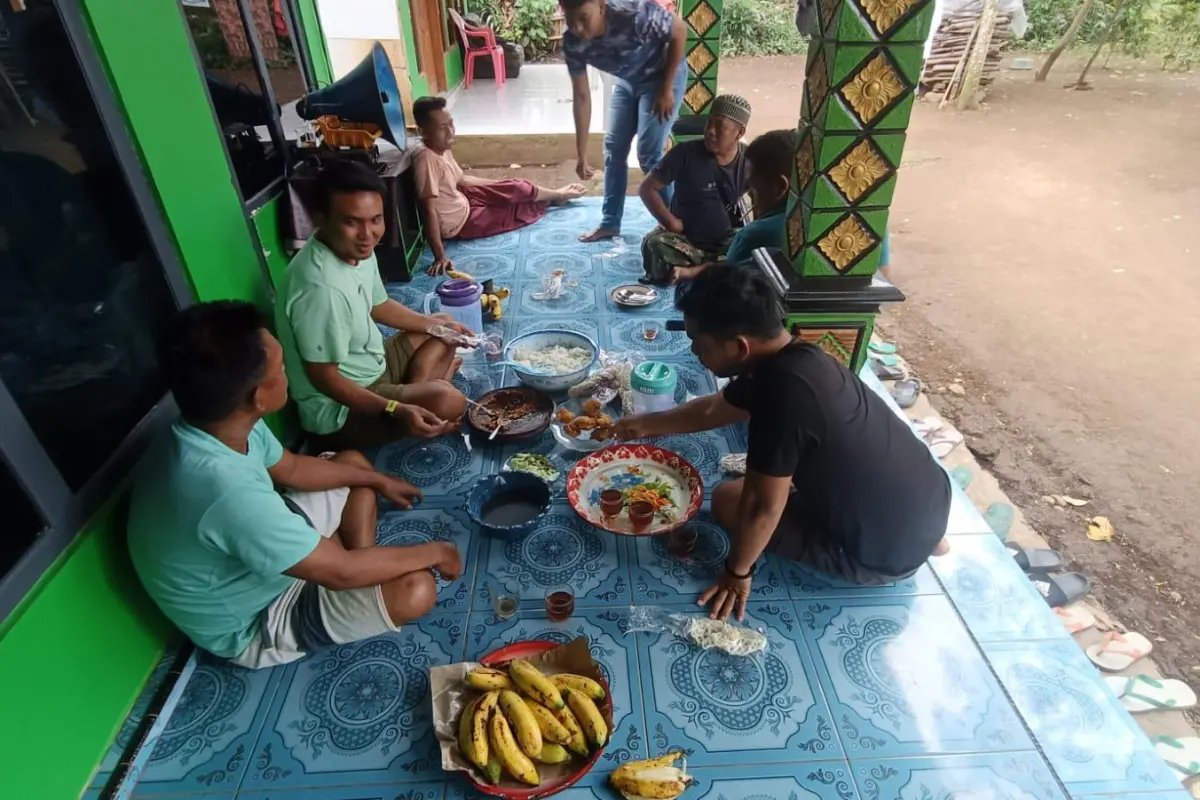 Komsos di Rumah Handoko, TMMD 128 Probolinggo Perkuat Ikatan TNI dan Warga Brabe