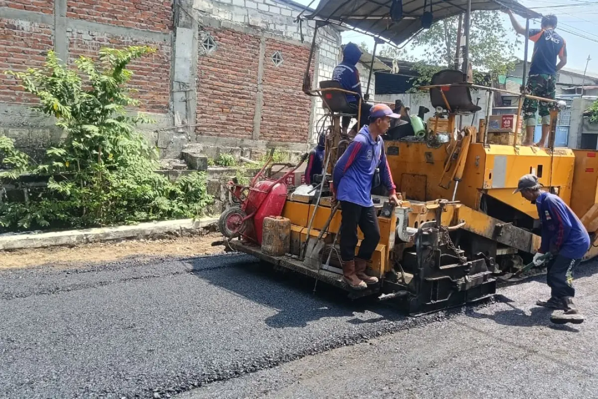Menjelang Pengaspalan, Gotong Royong TNI dan Warga Warnai TMMD 128 Gresik