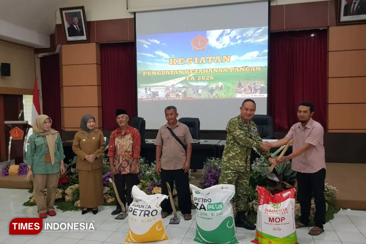 Kuatkan Ketahanan Pangan, 100 Petani di Kabupaten Malang Dapat Bantuan Pupuk hingga Cangkul dari TNI