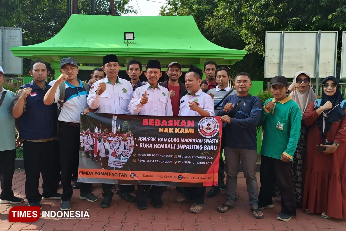 Tagih Revisi UU Sisdiknas dan ASN, Guru Madrasah Swasta Pacitan Geruduk DPR RI