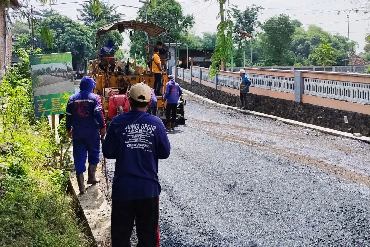 Warga Slempit Saksikan Jalan Impian Terwujud Lewat Gotong Royong TMMD 128 Gresik