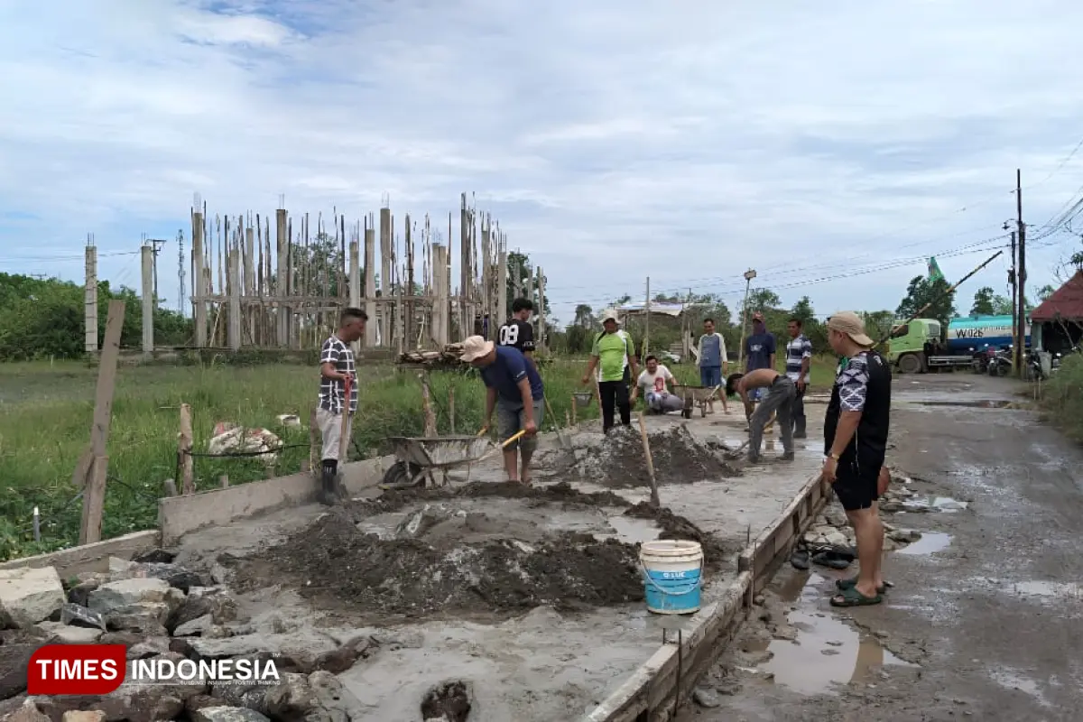 Warga Perumahan di Banyuasin Patungan dan Kerja Bakti Hingga Subuh Demi Atasi Banjir
