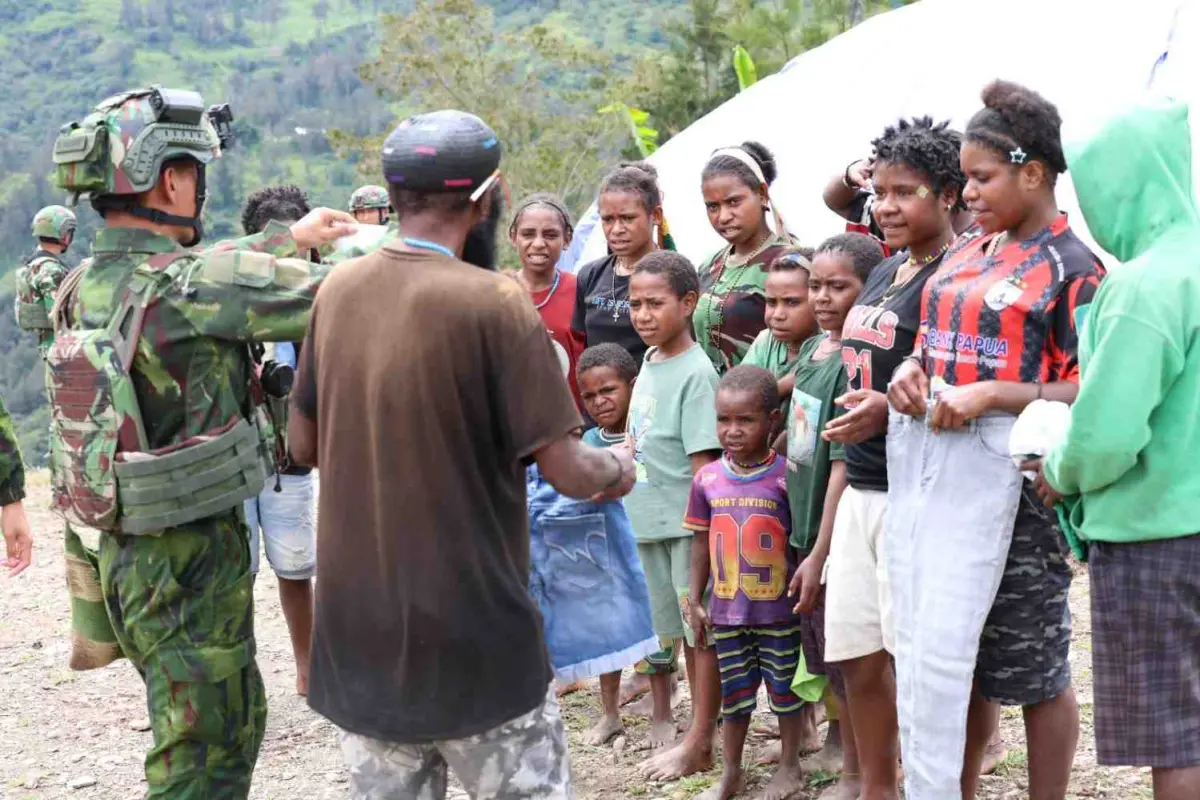 Masuk Pedalaman Papua, Satgas TNI Layani Kesehatan dan Bantu Warga Sinak