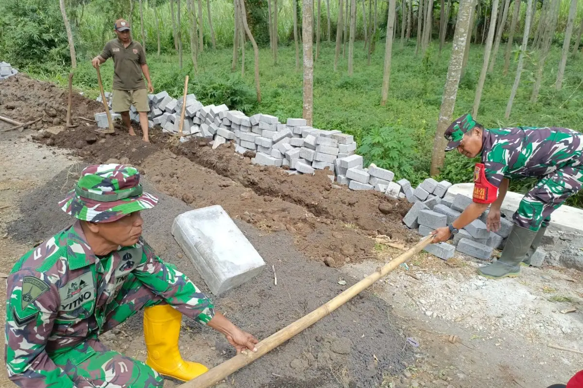 Babinsa Maron Pantau TPT dan Paving TMMD 128 Probolinggo, Warga Rasakan Manfaatnya