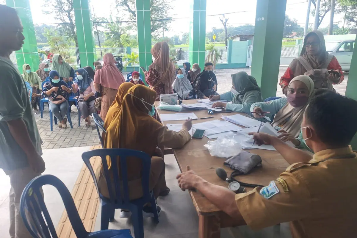 TMMD Probolinggo Ajarkan Warga Brabe Menanam Sayur di Pekarangan