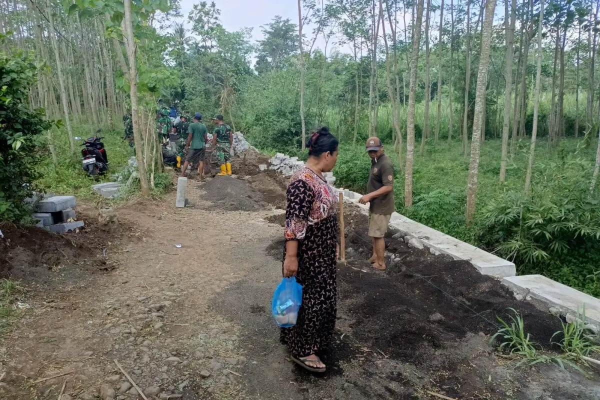 Warga Brabe Terharu Lihat Satgas TMMD Bekerja di Tengah Terik Matahari