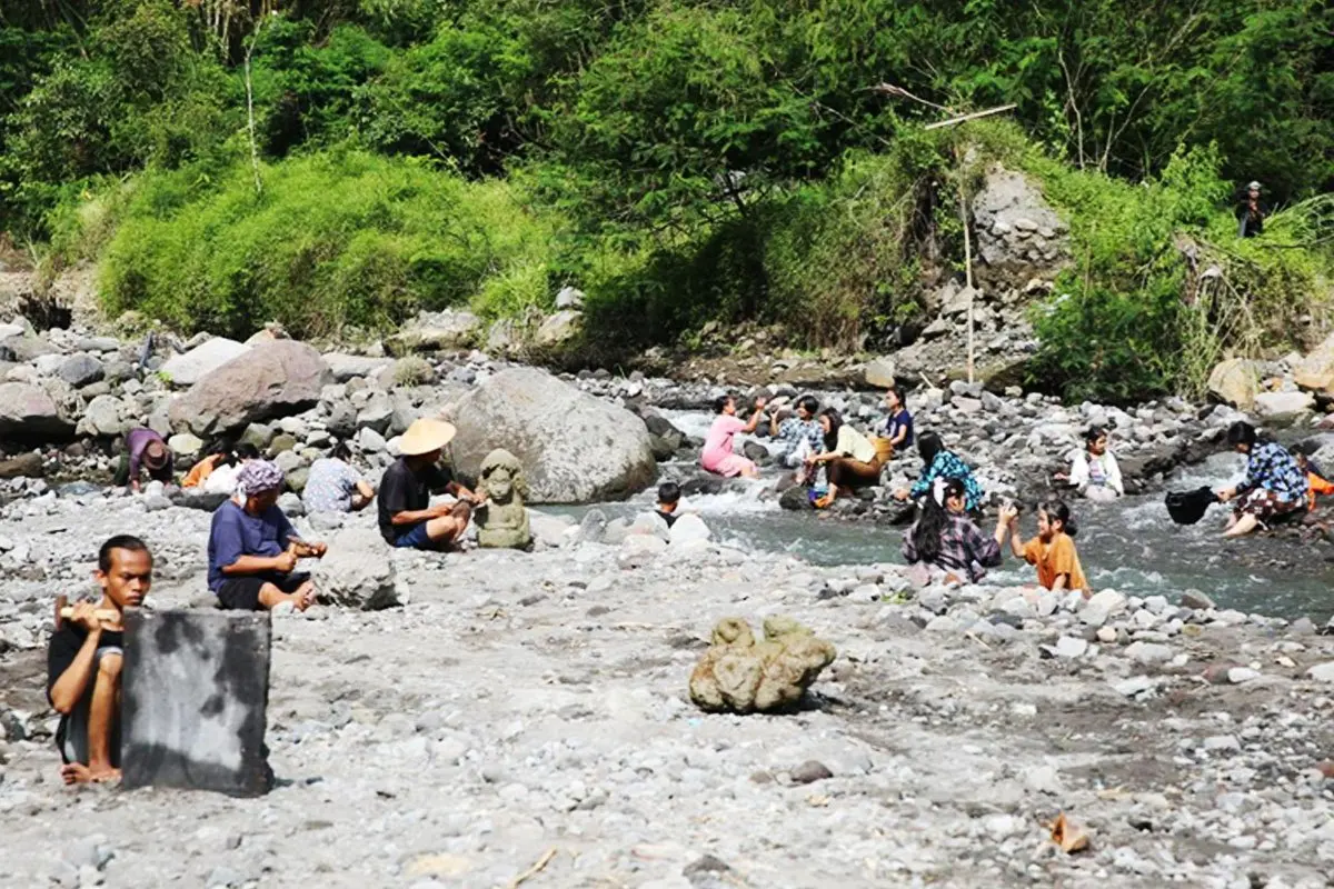 From Rushing Water to Striking Stone: Magelang Workshop Creates Art
