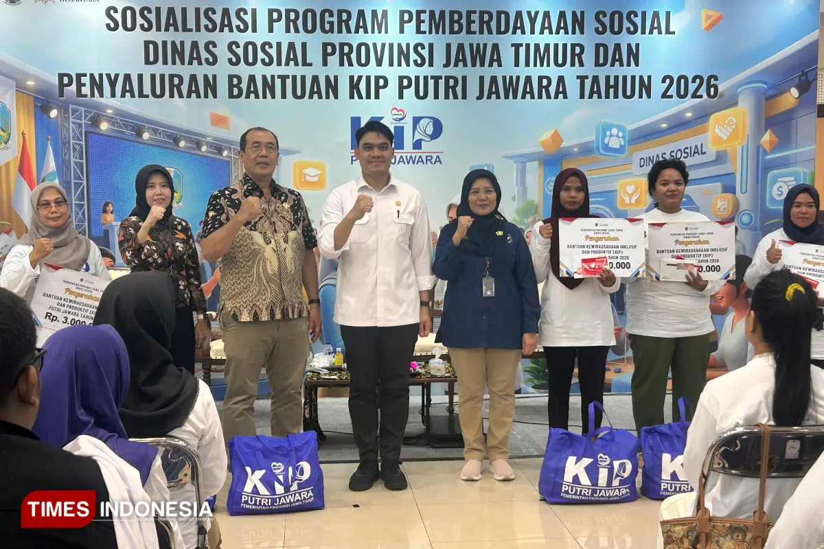 Komisi E DPRD Jatim dan Dinsos Jatim Salurkan Program KIP Putri Jawara ke 300 Ibu Pejuang Ekonomi
