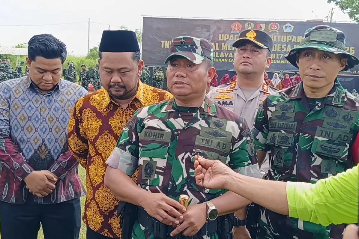 Danrem 084 Bhaskara Jaya Disambut Hangat Warga saat Penutupan TMMD 128 Gresik di Desa Slempit